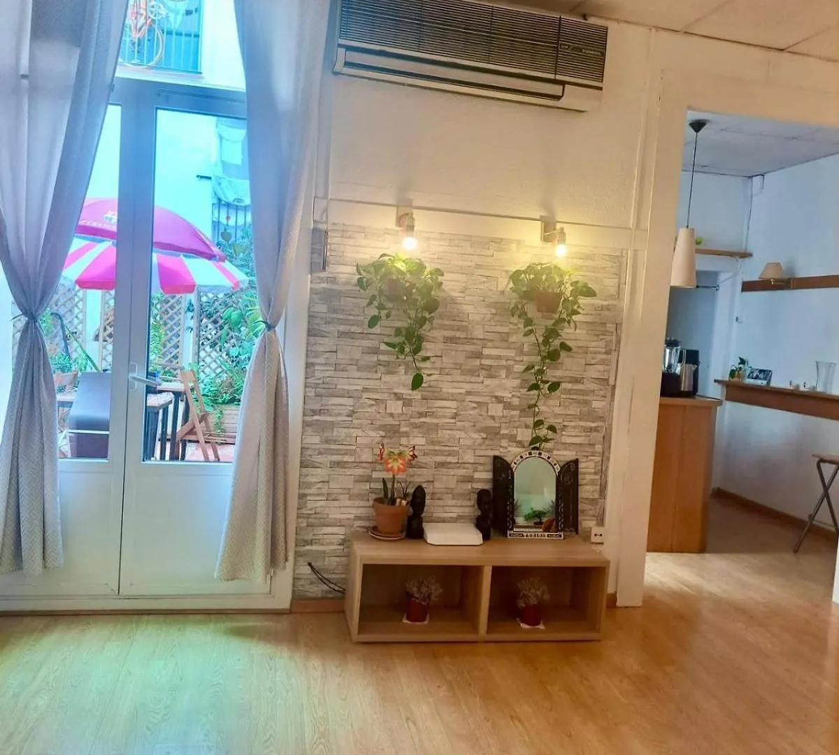 Habitacion Para Grupos Hasta 8 En Plena Rambla De Cataluna Barcelona