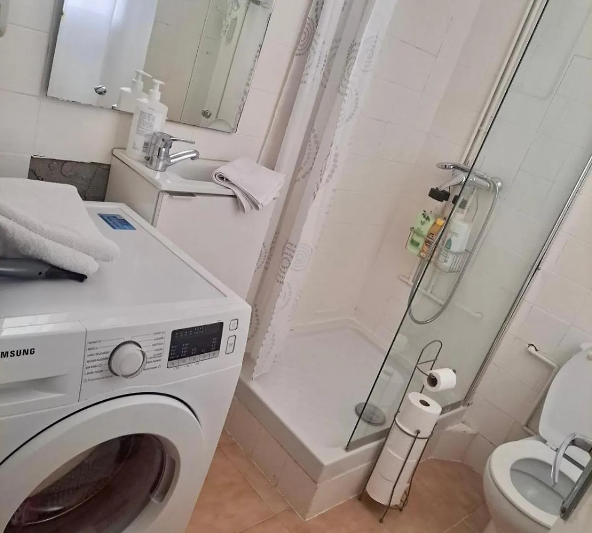 Habitacion Para Grupos Hasta 8 En Plena Rambla De Cataluna Barcelona