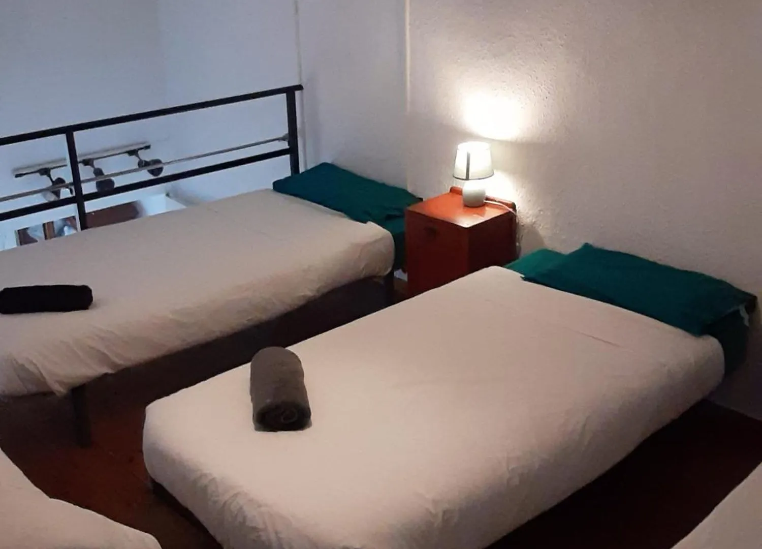 Habitacion Para Grupos Hasta 8 En Plena Rambla De Cataluna Barcelona Spain