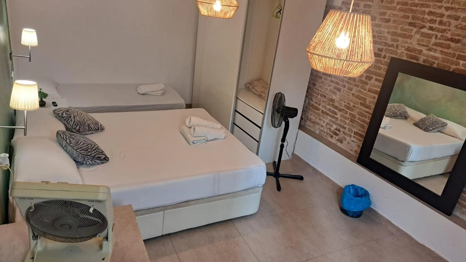 Guest house Habitacion Para Grupos Hasta 8 En Plena Rambla De Cataluna Barcelona Spain