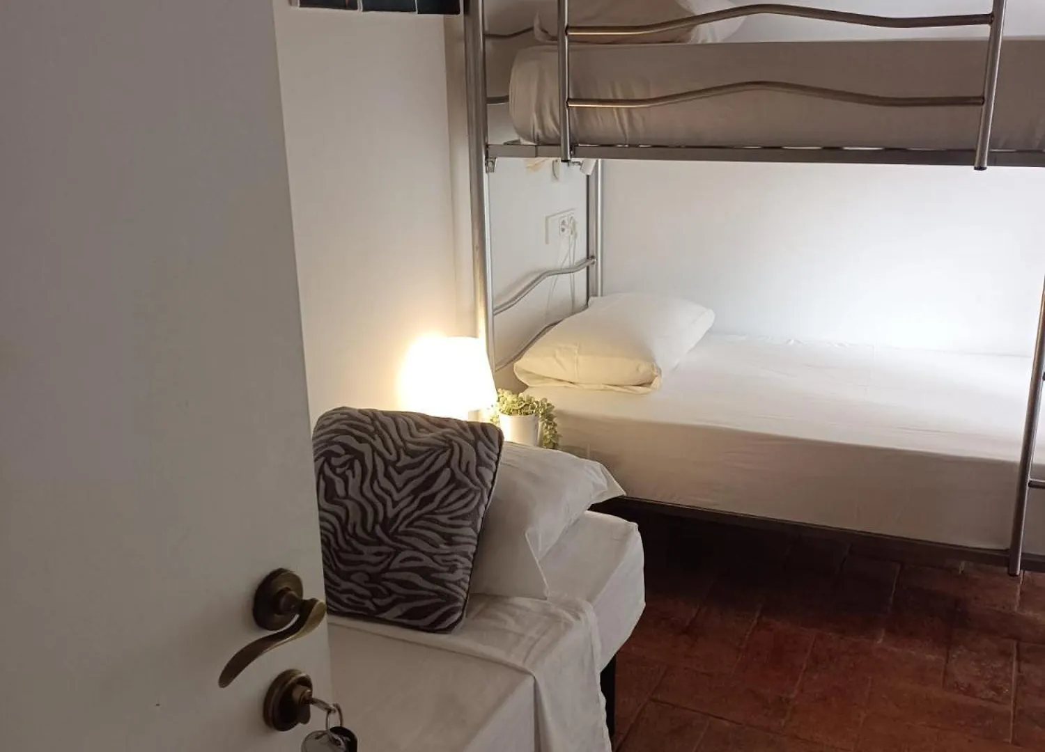 Habitacion Para Grupos Hasta 8 En Plena Rambla De Cataluna Barcelona