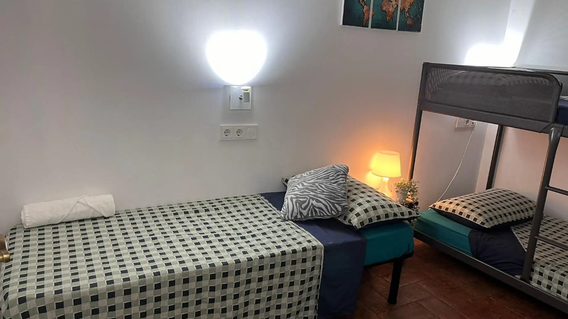 Habitacion Para Grupos Hasta 8 En Plena Rambla De Cataluna Barcelona 0*,  Spain