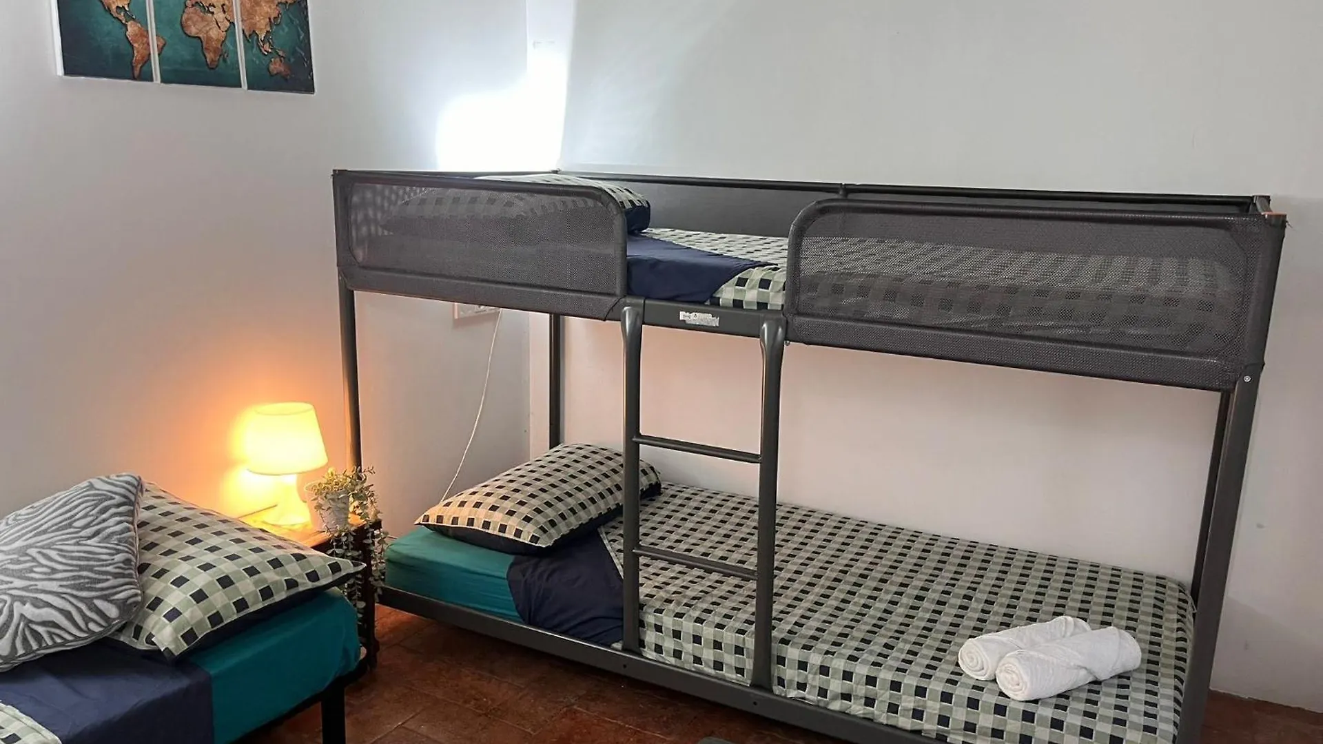 Guest house Habitacion Para Grupos Hasta 8 En Plena Rambla De Cataluna Barcelona Spain