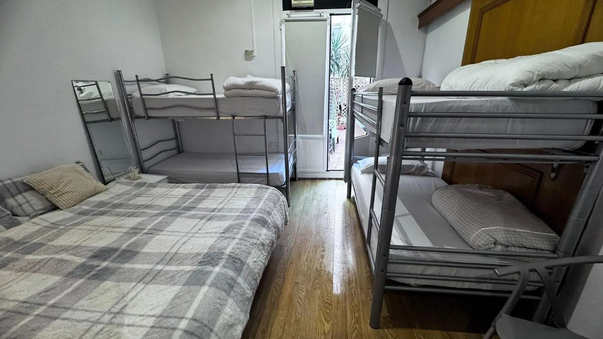 Habitacion Para Grupos Hasta 8 En Plena Rambla De Cataluna Barcelona
