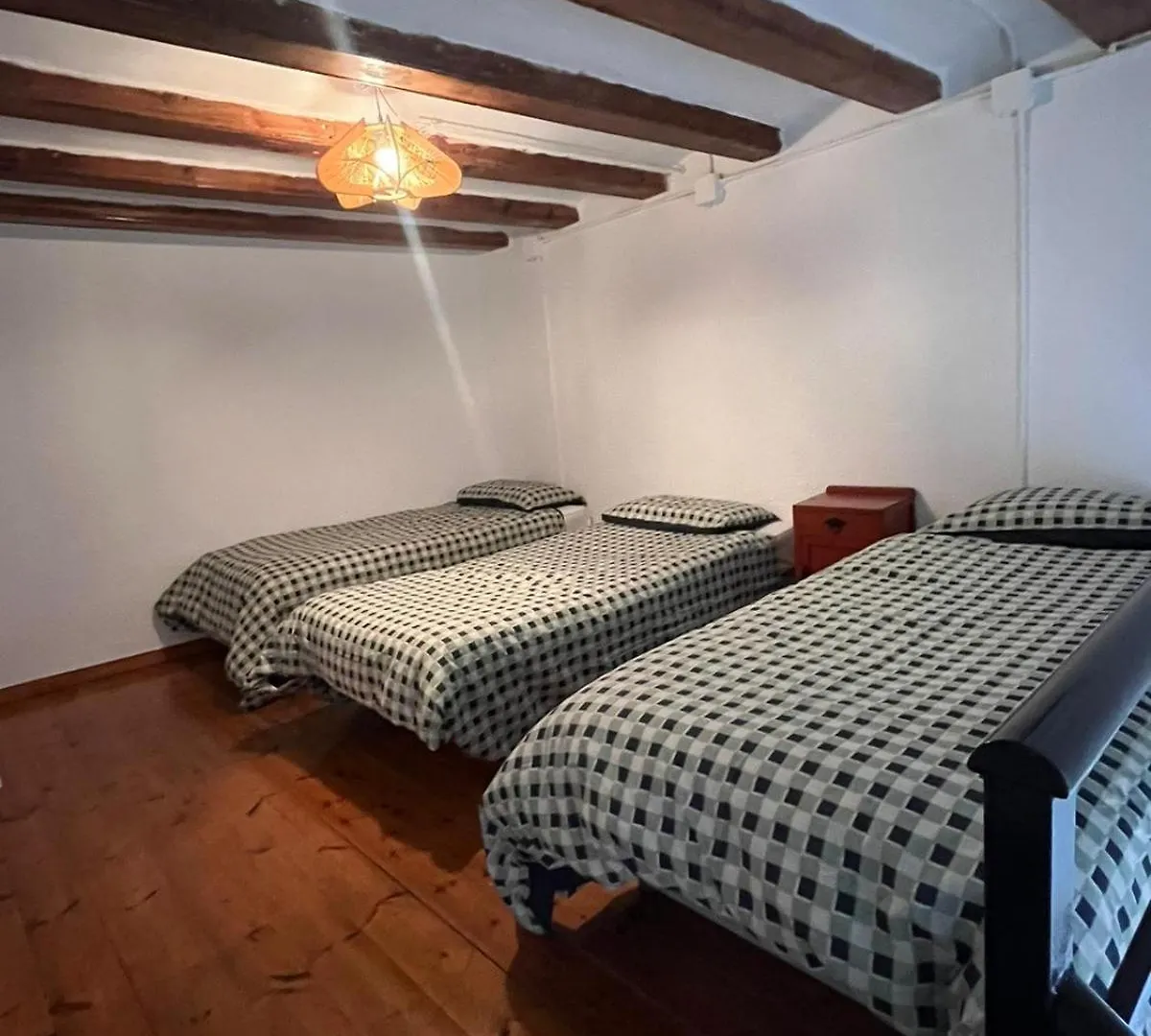 Habitacion Para Grupos Hasta 8 En Plena Rambla De Cataluna Barcelona