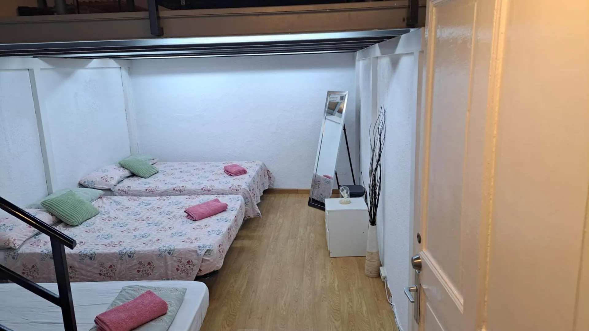 Habitacion Para Grupos Hasta 8 En Plena Rambla De Cataluna Barcelona 0*,  Spain