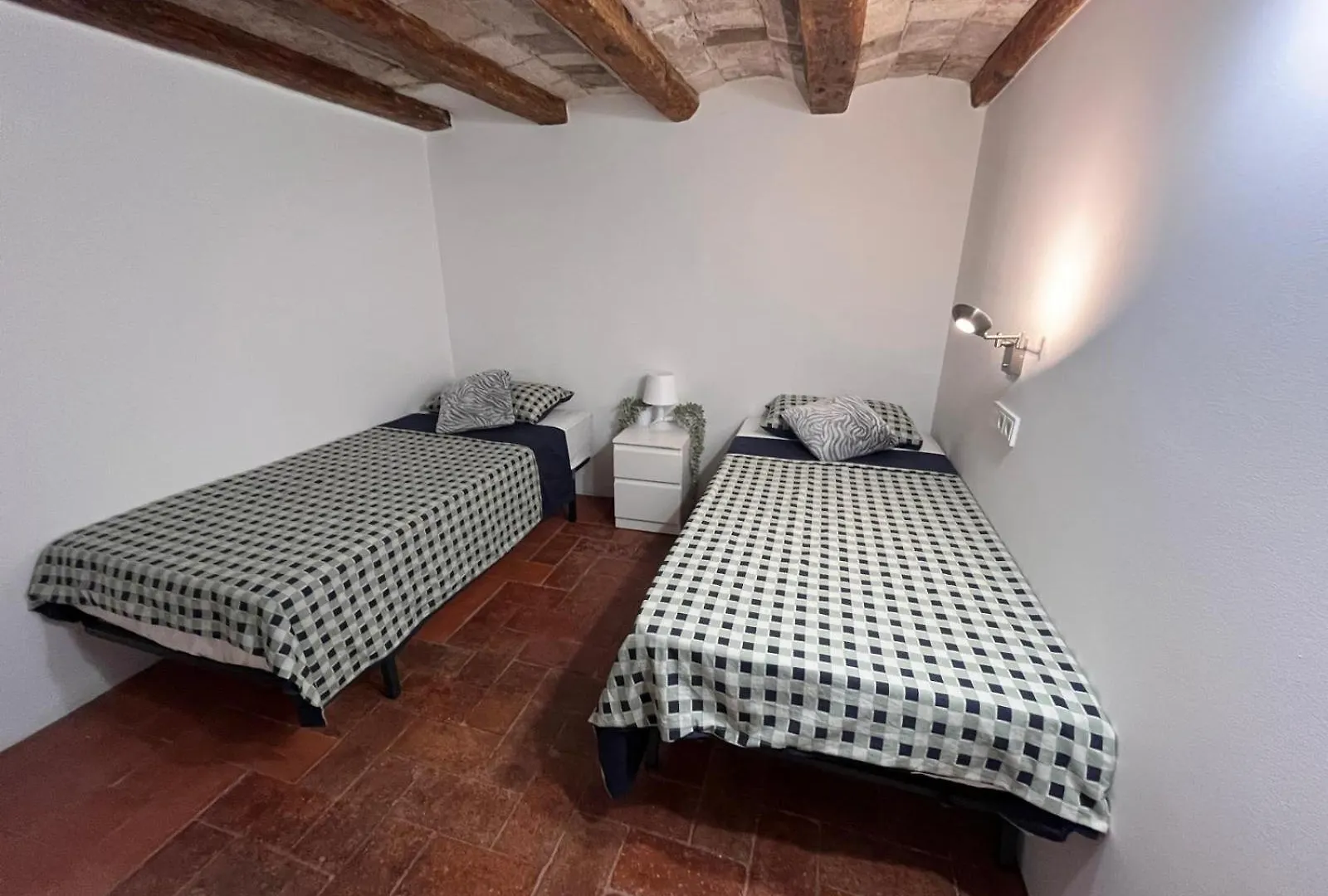 Habitacion Para Grupos Hasta 8 En Plena Rambla De Cataluna Barcelona