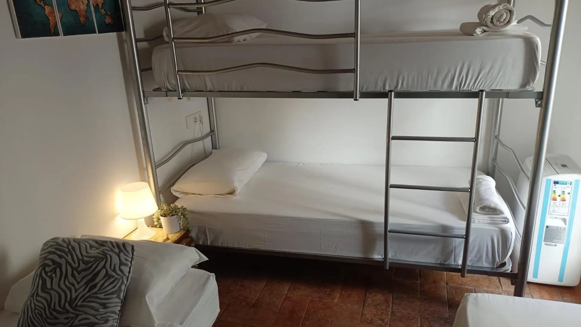 Habitacion Para Grupos Hasta 8 En Plena Rambla De Cataluna Barcelona